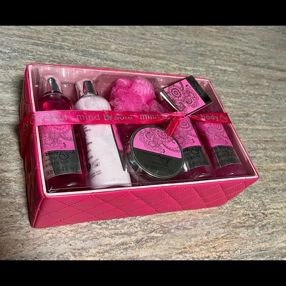 NIB Mind, body, and Soul Stargaze scented Bath and body set - Picture 13 of 16